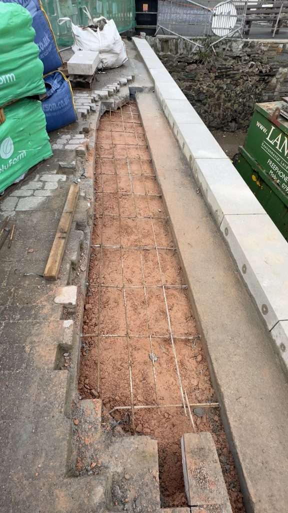 Reinforcing steel mesh in quay wall